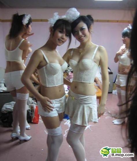 演出后台束胸美女 太放纵了吧！