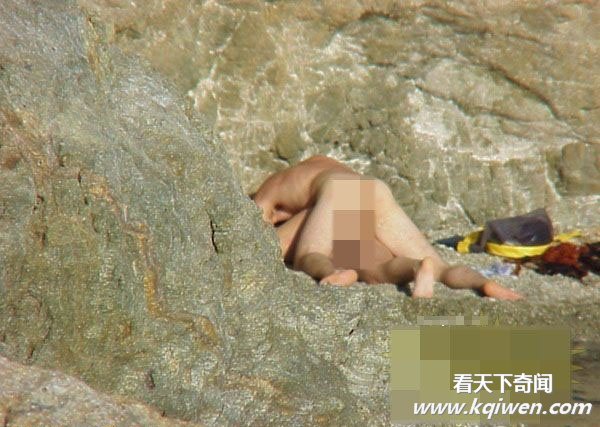 崖壁下一对全裸男女销魂打野战被人拍摄直播(组图)