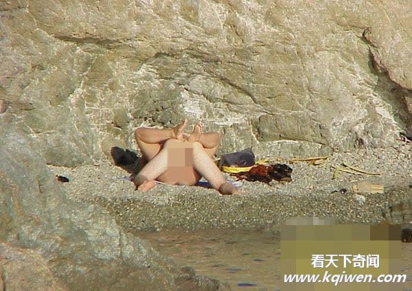 崖壁下一对全裸男女销魂打野战被人拍摄直播(组图)