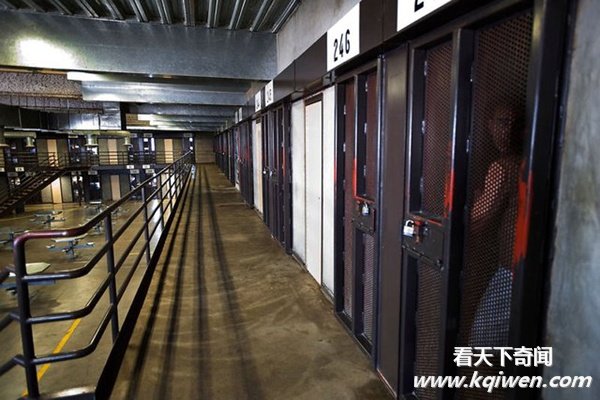 探秘不堪重负的美国加州监狱